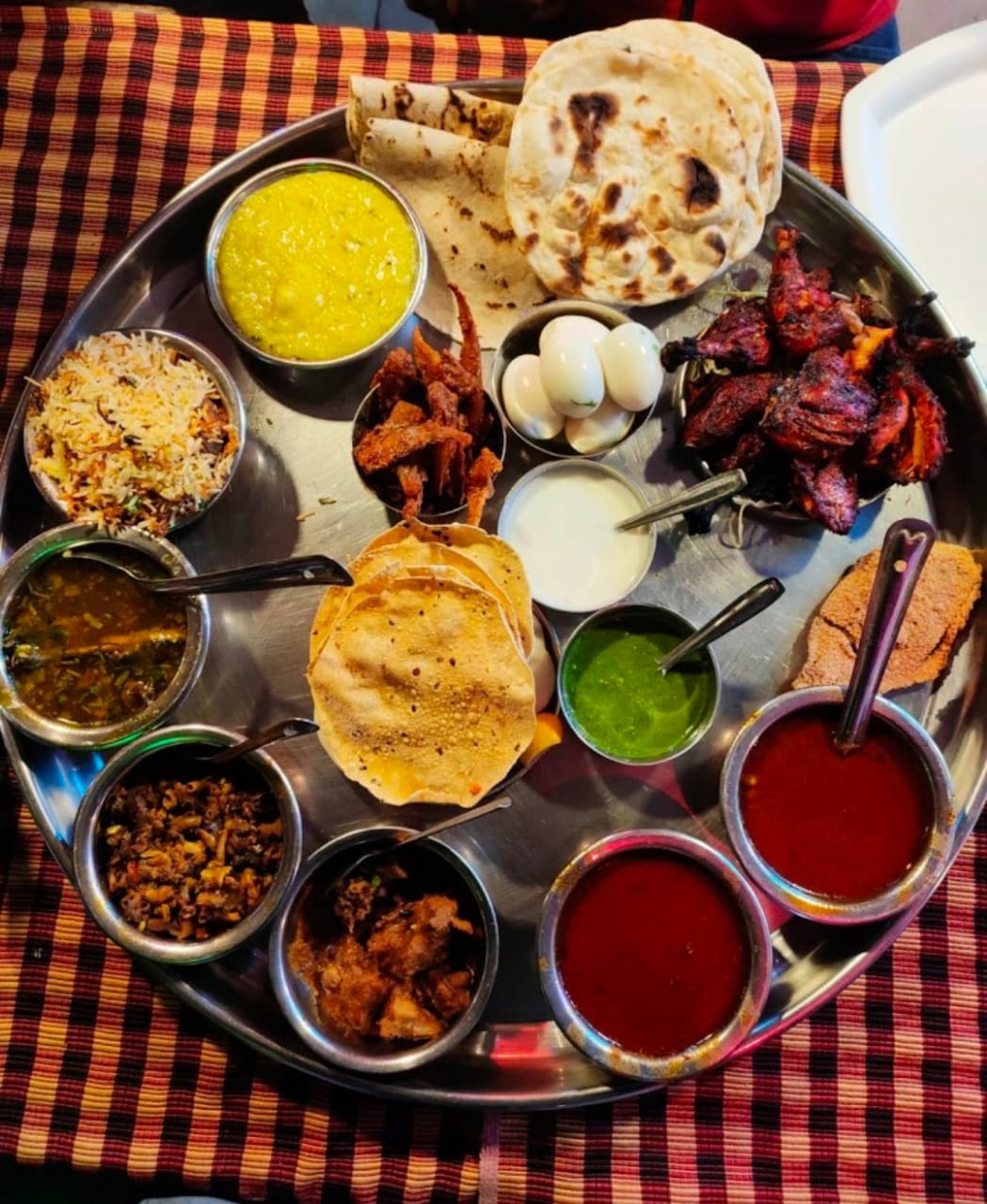 Chicken thali with bhakri, tandoori and dal